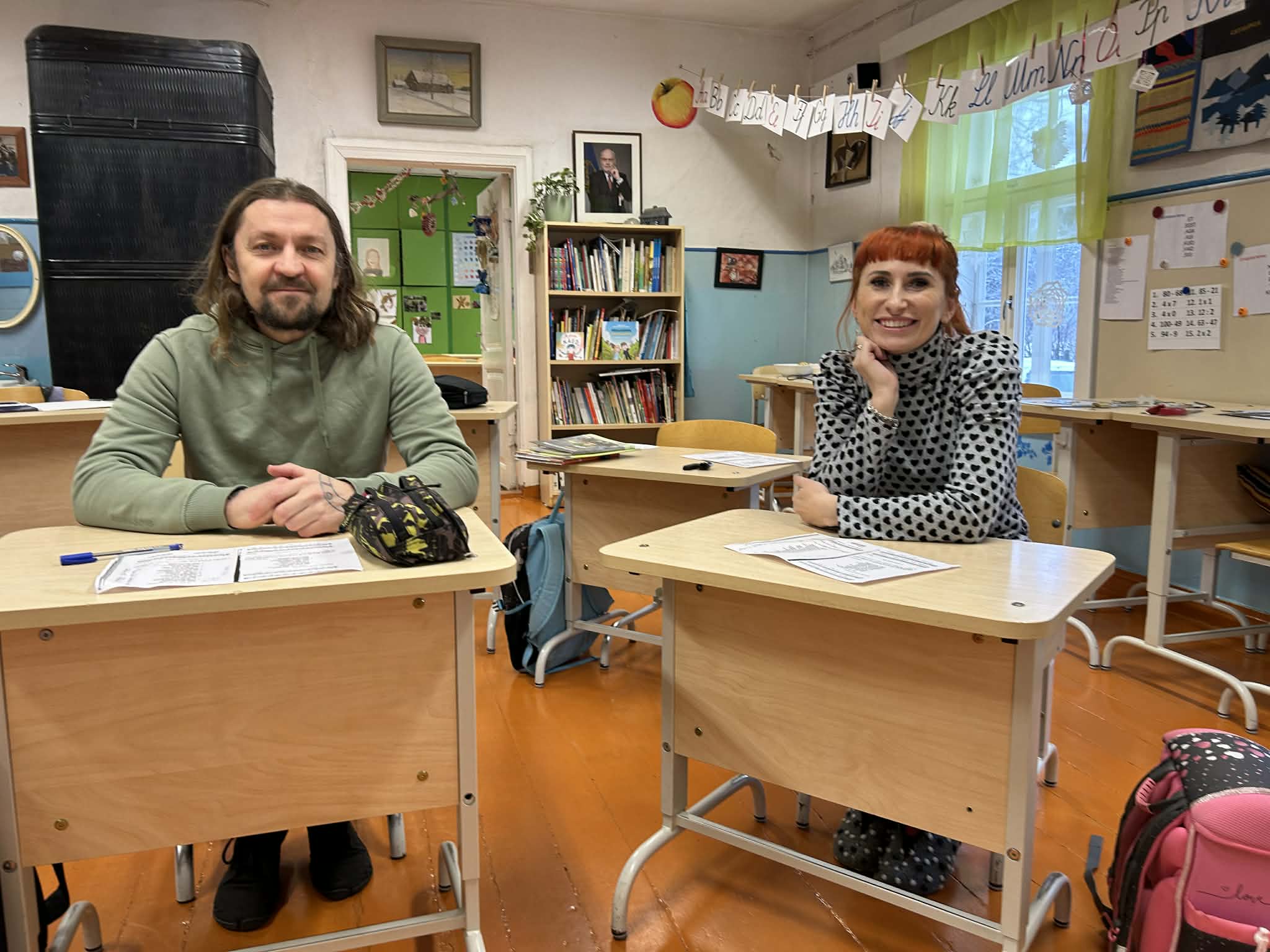 Karel kirjeldab end kui iseseisva mõtlemisvõimega, kehaliselt ja vaimselt tugevat inimest. Ta on töötanud erinevates valdkondades ning peab end seetõttu mitmekü